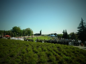 The crowd, waiting for the parade, in front of Donetsk's war memorial.